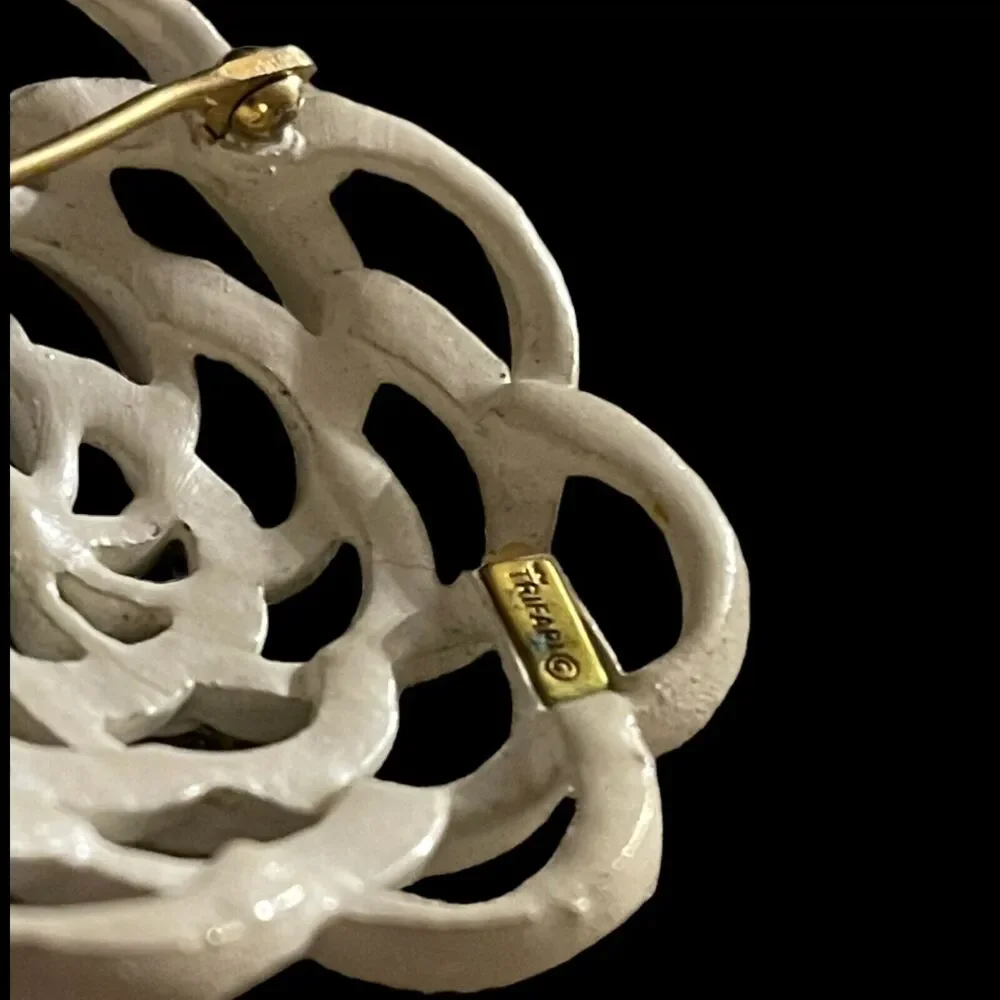 Vintage Crown Trifari White Enamel Swirl Curve Flower Brooch Signed Designer Pin